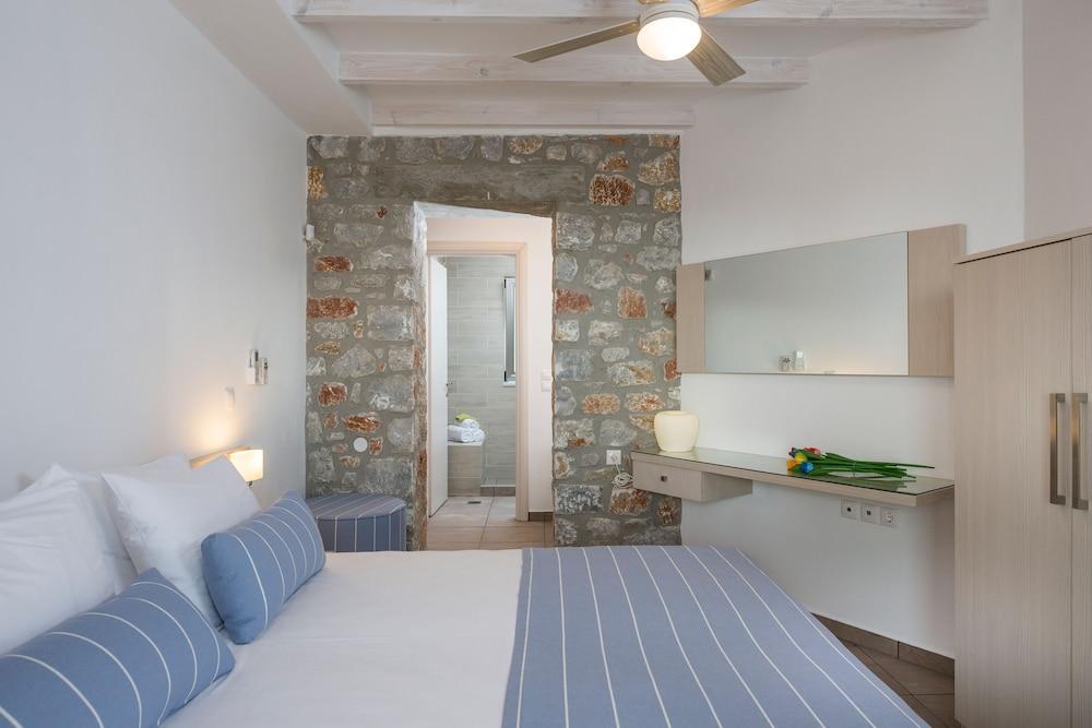 Cedar Bay Beachside Villas Palaiochora Exteriör bild